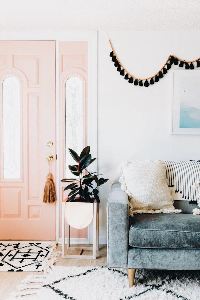 Chic décoration chambre blanche et grise ou chambre gris et rose peinture rose pastel porte rose tapis et murs blanches 
