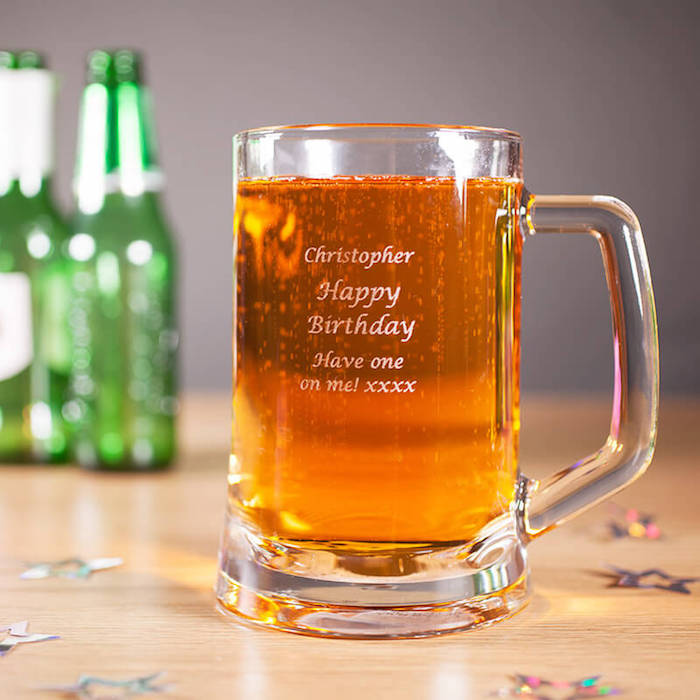 Idée cadeau homme 30 ans idée de cadeau pour homme comment choisir le cadeau homme verre de biere personnalise
