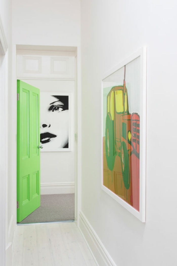 une porte interieur bois en vert fluo qui réveille le couloir blanc monochrome aux accents pop