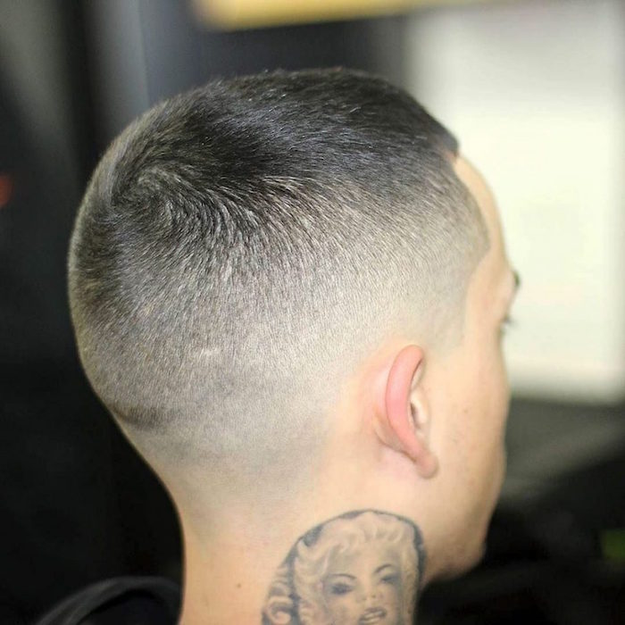 coupe de cheveux homme fondu court style militaire en dégradé et tatouage marilyn dans le cou