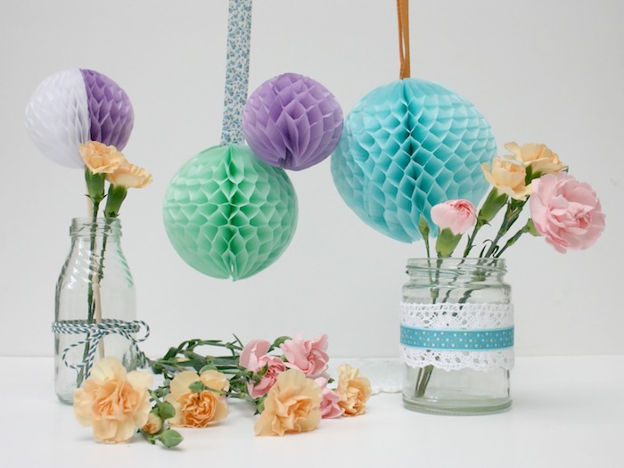 activité manuelle pour ado, idée de décoration bouteille et pot en verre avec dentelle et ficelle, petits bouquets de fleurs, boules colorées en papier