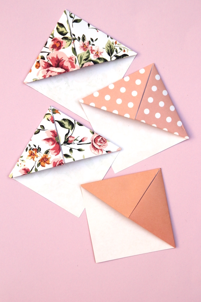 exemple de marque page origami, résultat final décoration coin de page original en carré de papier à motif floral et motif pois