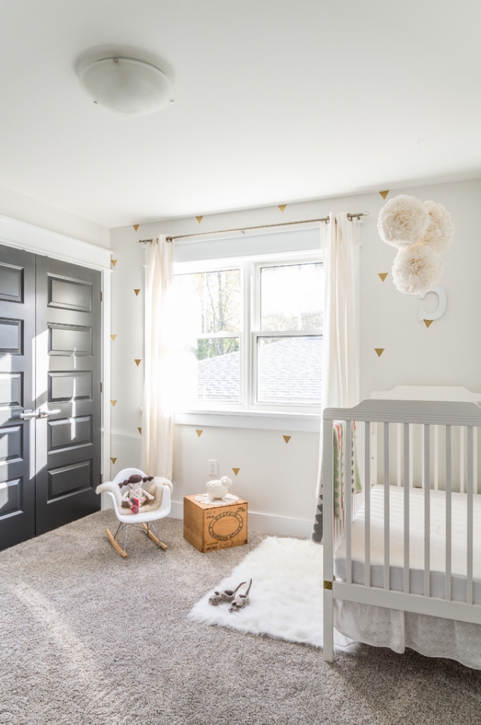 une pore chambre bébé peinte en gris mat qui s'harmonise avec le décor simple et épuré dans l'esprit scandinave 