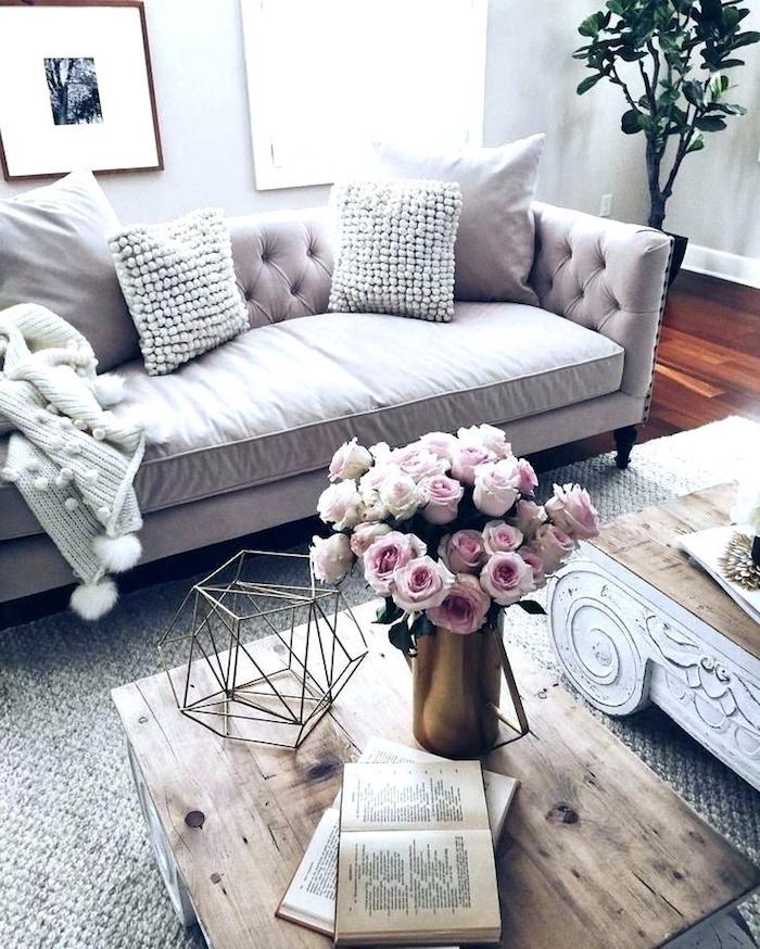 Canapé rose et fleurs roses idée couleur bois de rose salon fille deco idée décoration douce et sucrée maison