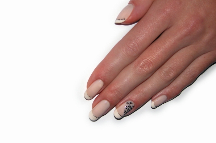 exemple manucure romantique pour ongles longs à design français, modèle de nail art en vernis nude et blanc