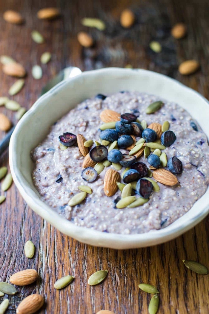 petit déjeuner protéiné de porridge crémeux au quinoa, flocons d'avoine sans gluten, graines et noix