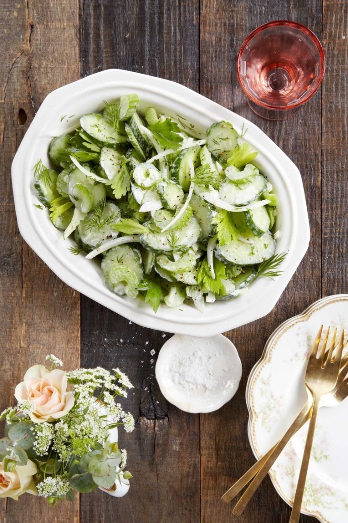 recette estivale facile et rapide de salade fraîcheur de concombre, céleri, oignon avec sauce de salade crémeuse