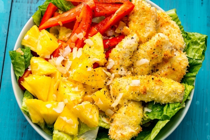 recette salade composée au goût tropical, d'ananas, laitue, poivron rouge et du poulet en croûte à la noix de coco