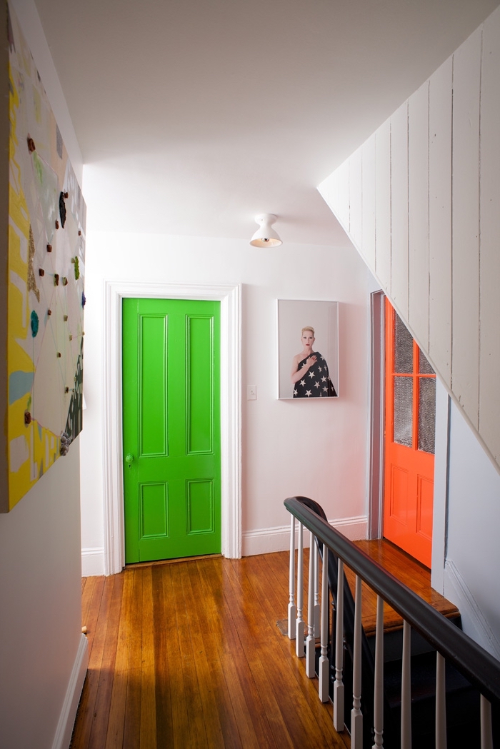 comment peindre une porte pour en fair un joli accent déco, des portes d'intérieur en teintes vitaminées pour réveiller un couloir blanc