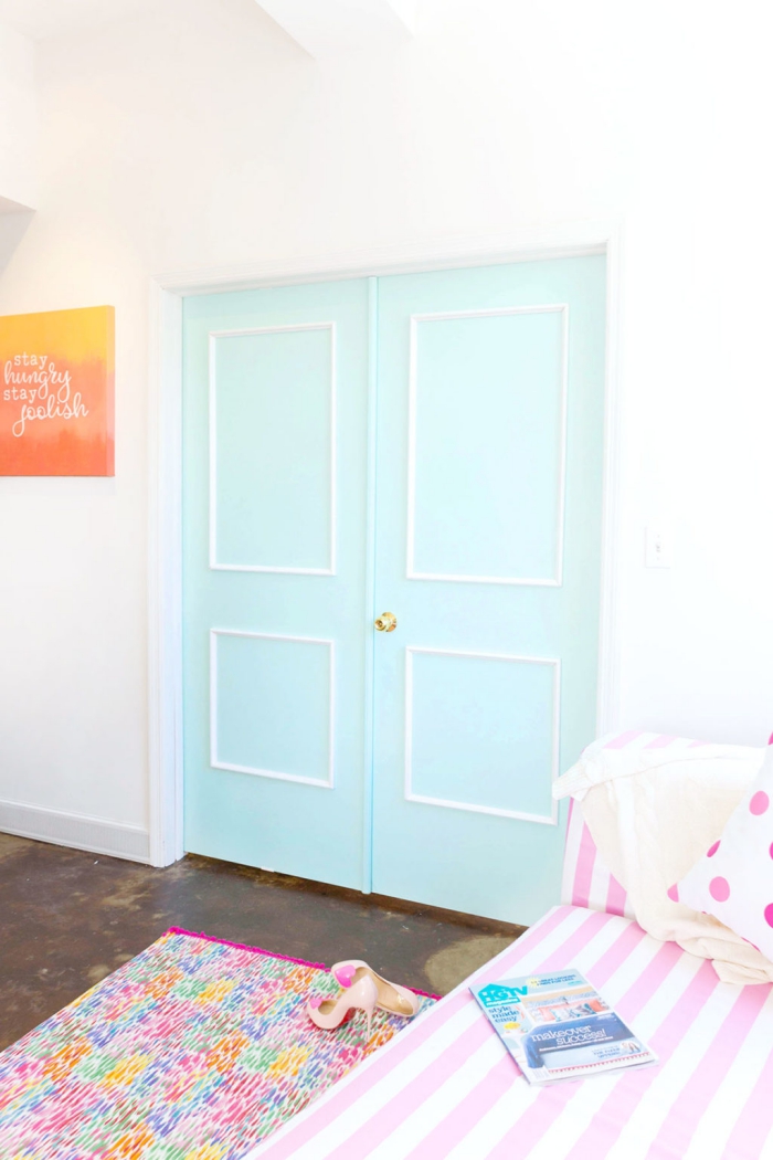 le relooking facile d'une porte interieure peinte en bleu pastel et personnalisée avec des moulures blanches, déco de salon féminine en tons pastel 