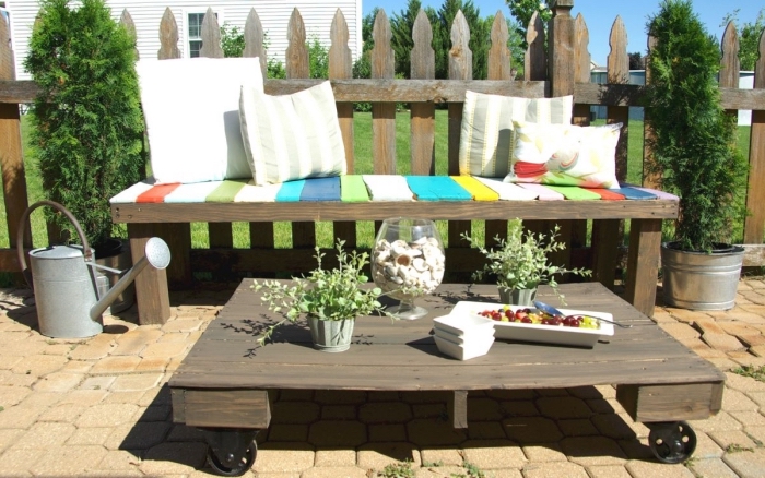 aménager un coin de détente dans le jardin avec un simple banc en bois récup et une table basse exterieur montée sur roulettes, réalisée avec une palette