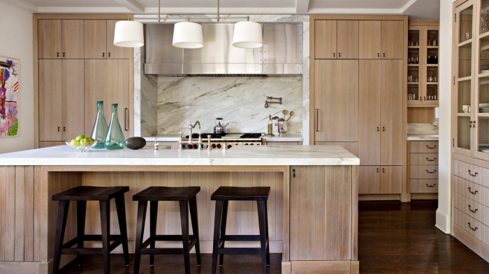 modèle de cuisine moderne avec meubles bois clair et crédence à design marbre, déco contemporaine dans une cuisine avec ilot