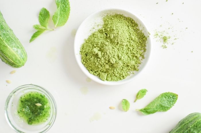 recette de masque concombre, poudre de thé vert matcha et menthe qui tonifie la peau et réduit les pores dilatés