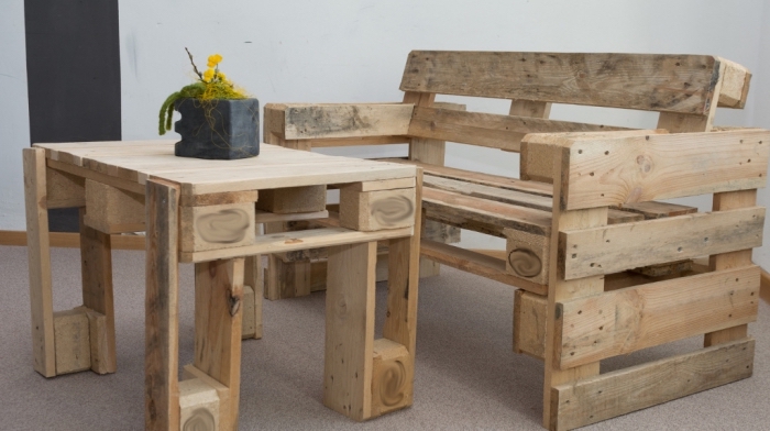 bricolage facile pour faire banc et table basse en palette, idée quoi faire avec palettes bois pour décorer espace extérieur ou intérieur