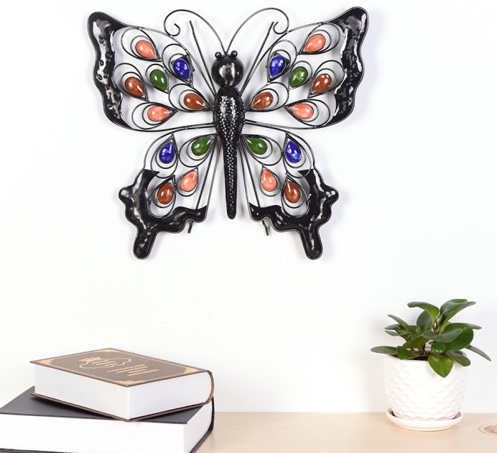 création en métal en forme de papillon noir avec ailes colorées comme exemple de decoration murale design métal