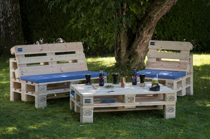 exemple de mobilier de jardin fabriqué en palettes de bois clair avec housse siège bleue, modèle de table basse en palette