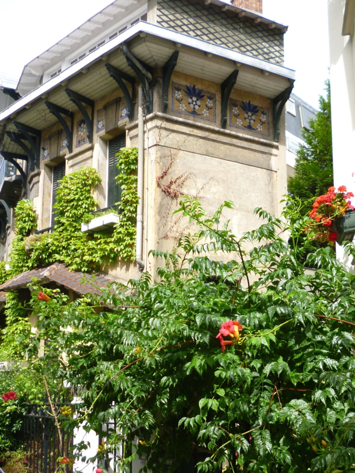 mur vegetal exterieur sur un édifice en style asiatique, plantes rampantes en vert clair, culture verticale, jardin vertical, parc fleuri autour 