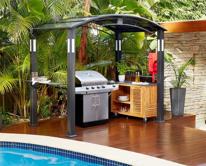 petite cuisine d'été avec toit et meuble de rangement en bois, modèle de barbecue inox avec armoires noir et gris