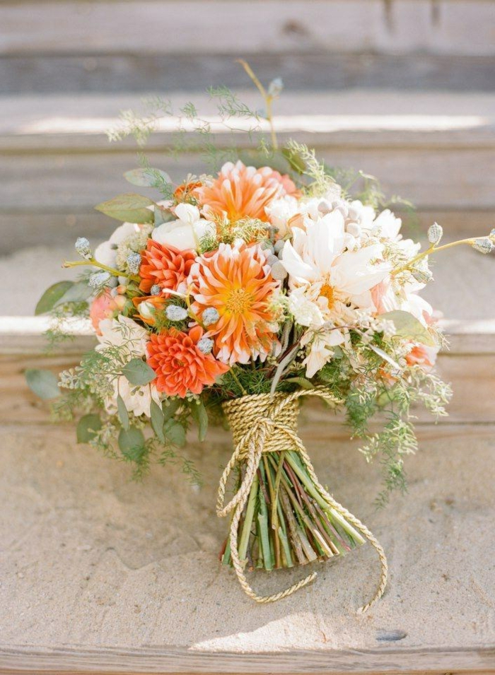 petit bouquet de jolies fleurs en orange et rose pâle, décoration ficelle de jute