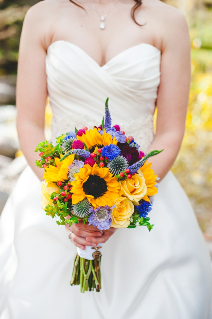 robe bustier blanche, bouquet avec accent tournesol, fleurs cueillies dans les prés