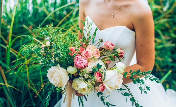 robe blanche bustier, bouquet de mariage élégant avec des fleurs et des herbes rustiques