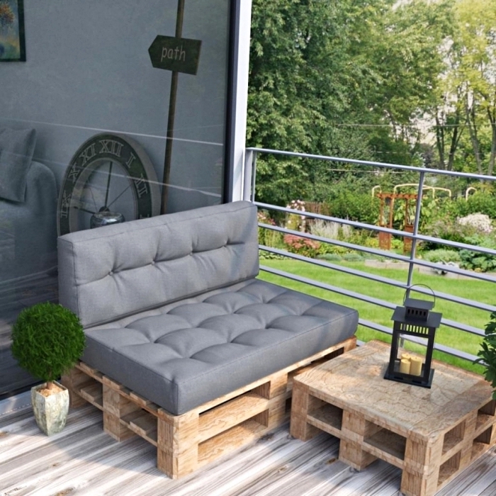 déco de style moderne sur une petite terrasse au plancher en bois aménagée avec mobilier DIY en palettes