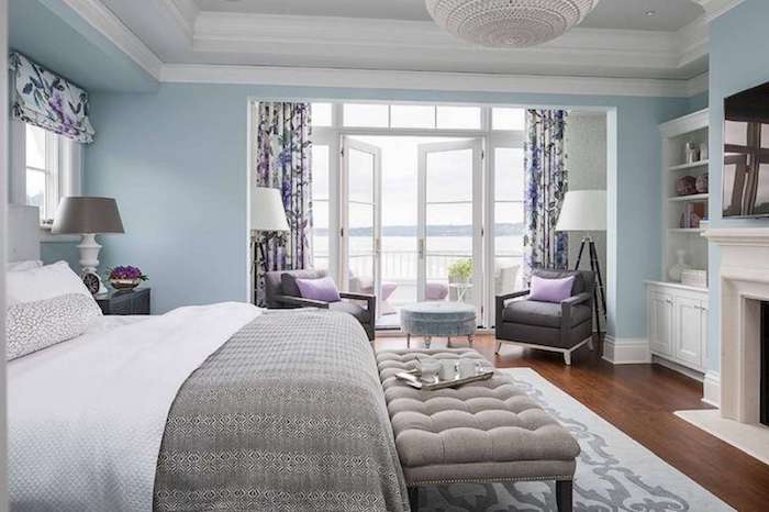 Idée papier peint chambre aménagement chambre adulte pièce harmonieuse decoration bleu claire mur bois sol et violet rideaux 