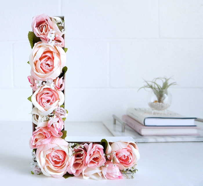 lettre décorative en carton avec des roses à l intérieur, activité manuelle ado pour décorer son bureau ou sa chambre ado fille