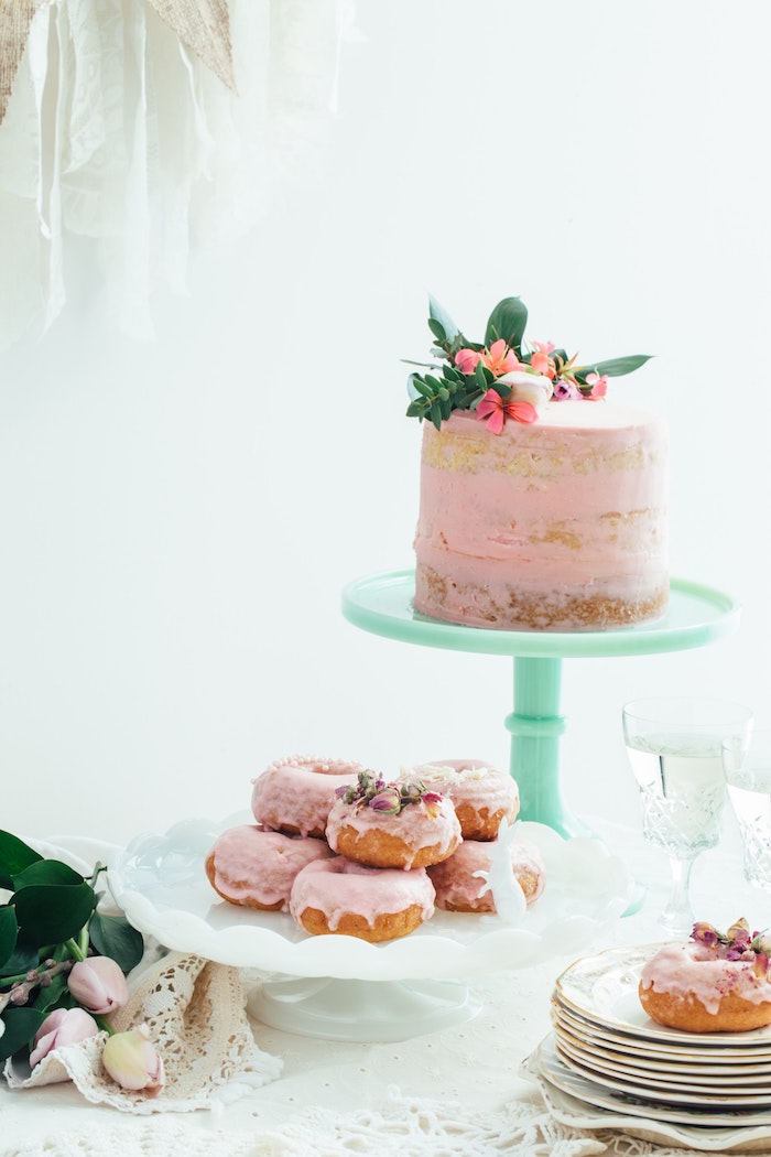 Gateau anniversaire garcon gateau rapide gâteau pour enfant fruits gourmands rose couverture fleurs comestibles