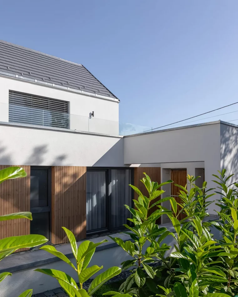 maison contemporaine facade en blan et bois