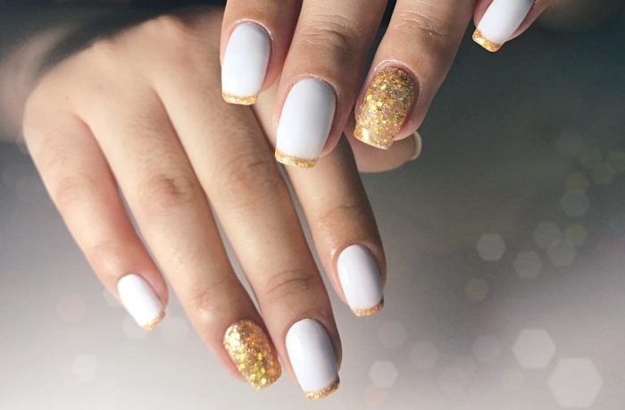 idée décoration des ongles en blanc et or, modele ongle en gel de base vernis blanc avec bouts en glitter or