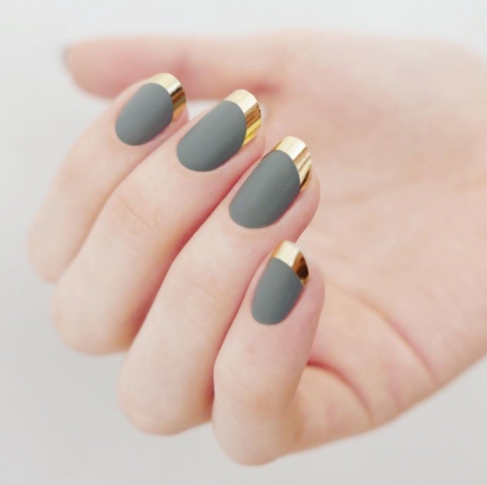 modele ongle nail art facile avec vernis de base gris mate et bouts à décoration métallique en or, modèle manucure french en couleurs