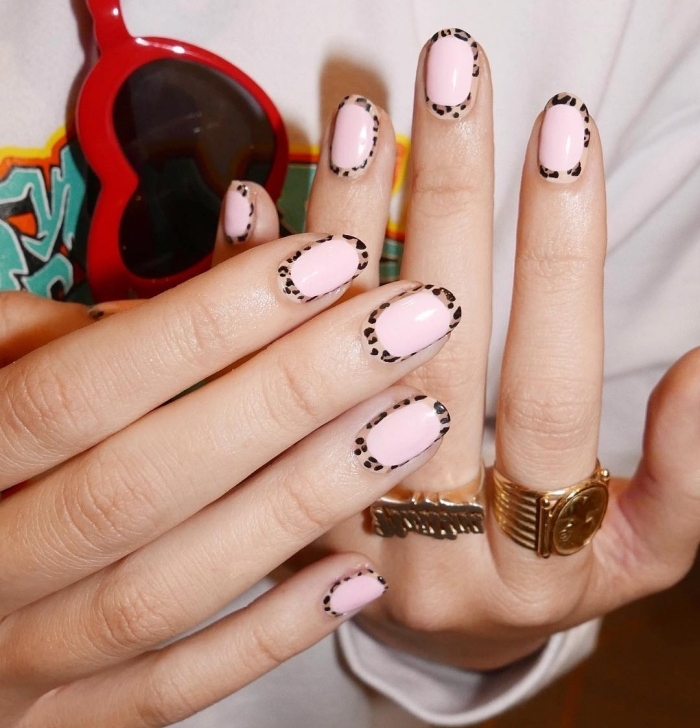 manucure-originale-nail-art-motifs-panthère-deco-ongle-french-manucure-base-rose-pastel-décoration-contours-beige-et-marron-technique-nail-art exemple de nail art moderne de style manucure french avec base rose pastel et décoraiton à design motifs panthère