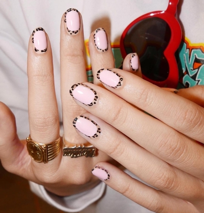 exemple de nail art moderne de style manucure french avec base rose pastel et décoraiton à design motifs panthère