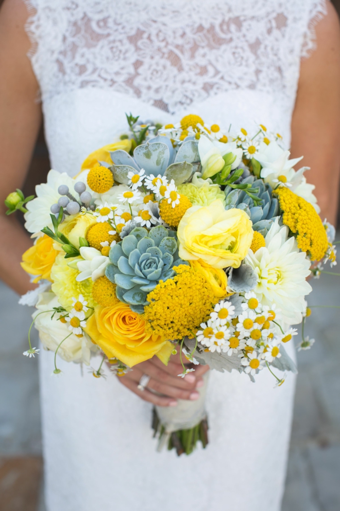 bouquet de mariée rond avec des fleurs jaunes et blanches, marguerites et succulentes
