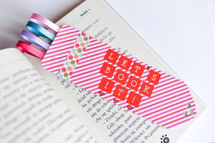 idée comment créer un marque page personnalisé simple en papier avec washi tape, rubans colorés et lettres ashésives