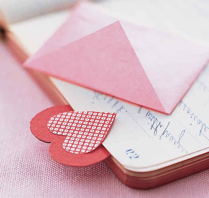 marque page coeur en feutrine et papier rouge et blanc, idée de bricolage saint valentin facile