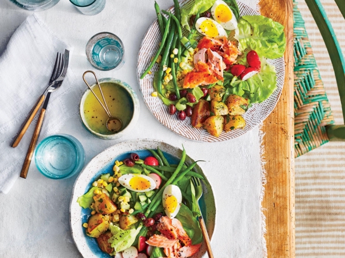 repas minceur idéal pour l'été, recette salade été façon niçoise, de saumon, haricots verts, œufs durs et pommes de terre à l'aneth