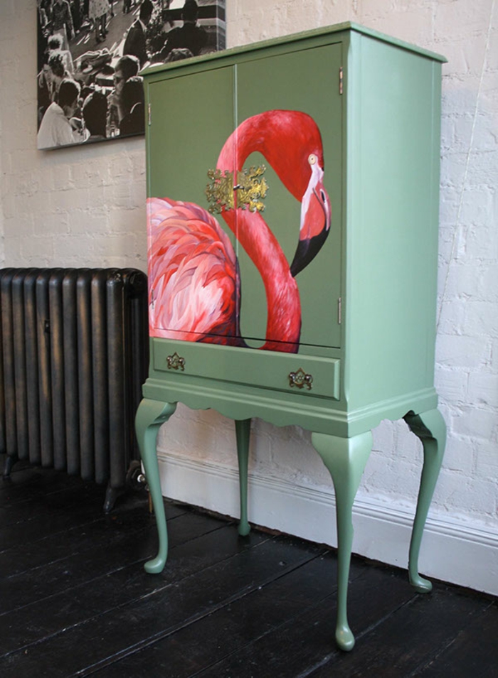 meuble vintage en bois, peint en vert menthe, tableau flamant rose, déco flamant rose, objet deco original, deco tropicale, motif feuillage tropical