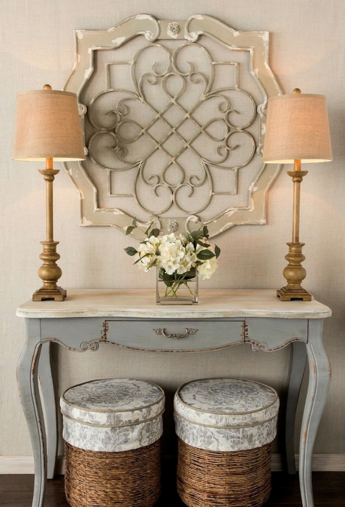 déco de style vintage avec un meuble récup en peinture gris et blanc orné d'une création en métal peinte en blanc et beige