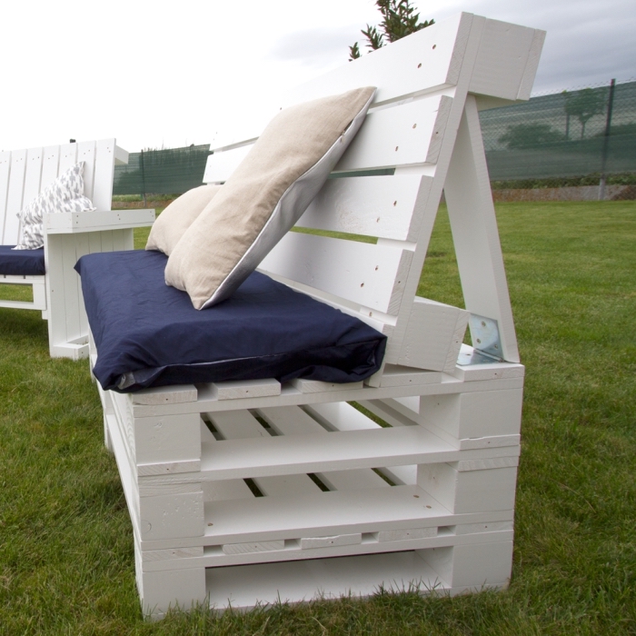 modèle de meuble en palette facile réalisé avec palette de bois coupée en deux et peinte en blanc, accessoires pour mobilier en bois