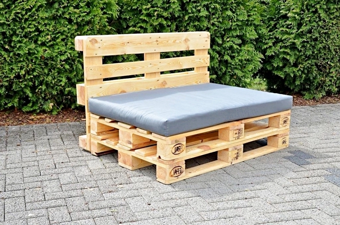 idée pour fabriquer meuble avec palettes, modèle de banc ou canapé en bois clair couvert de housse siège grise