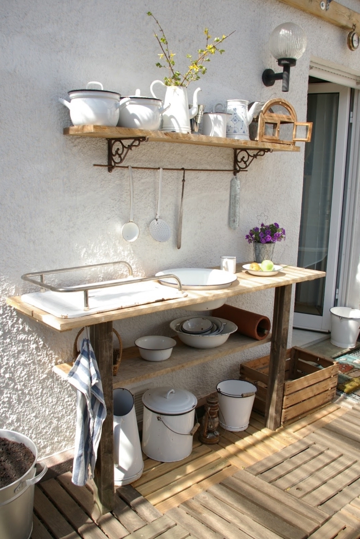 idée comment arranger ustensile de cuisine jardin avec meuble de rangement en bois solide étagères murales