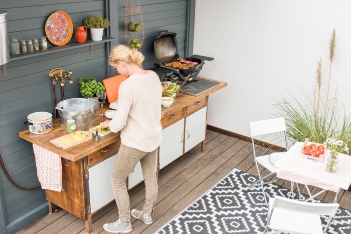 astuce comment arranger ustensile de cuisine sur un mur extérieur avec rangement étagères de bois peintes en gris