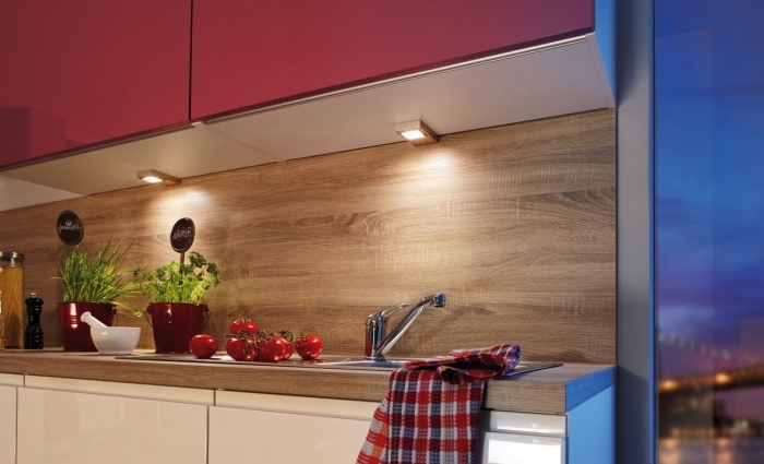 modèle de cuisine bois moderne avec crédence bois et armoires blanches sans poignées, idée éclairage sous meubles
