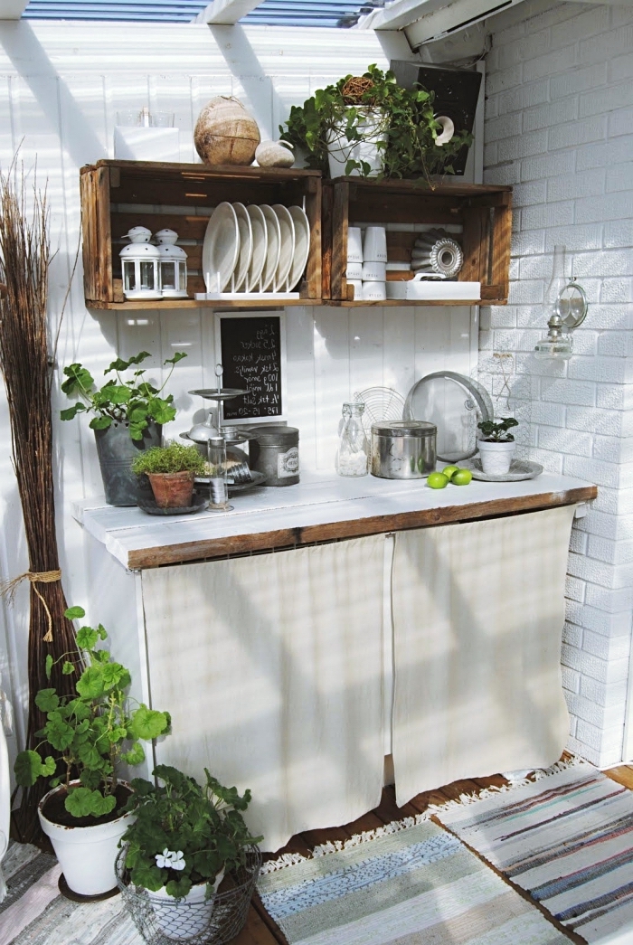 exemple quel rangement d'ustensile de cuisine pour jardin, meuble rangement en palette accroché sur les murs