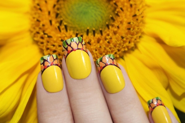 exemple de nail art originale pour l'été avec vernis de base jaune et bouts colorés à design florale, idée nail art facile à domicile