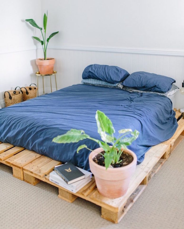 sommier de lit avec quatre palettes europe dans déco minimaliste 