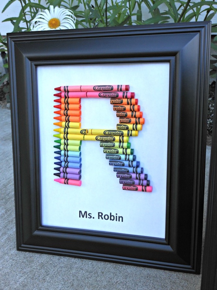 idée de cadre noir décoré de monogramme en crayons de couleurs, nom de la maitresse, cadeau maitresse personnalisé