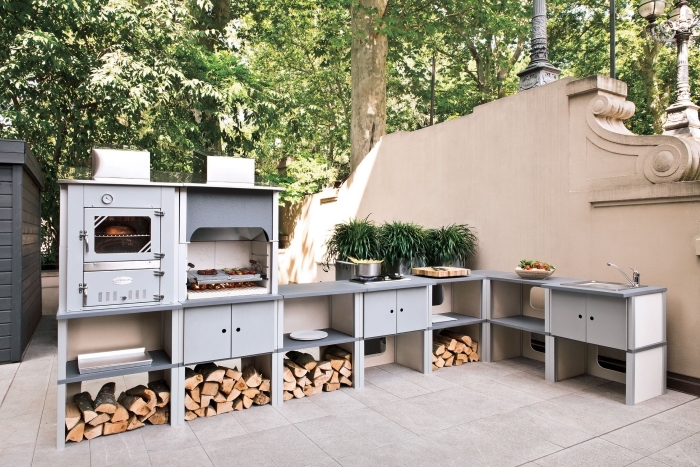 espace extérieur avec modele de cuisine aménagée en gris et bois, idée meuble de rangement extérieur ouvert ou fermé